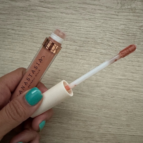 ABH "Peachy" liquid lipstick - Picture 3 of 7
